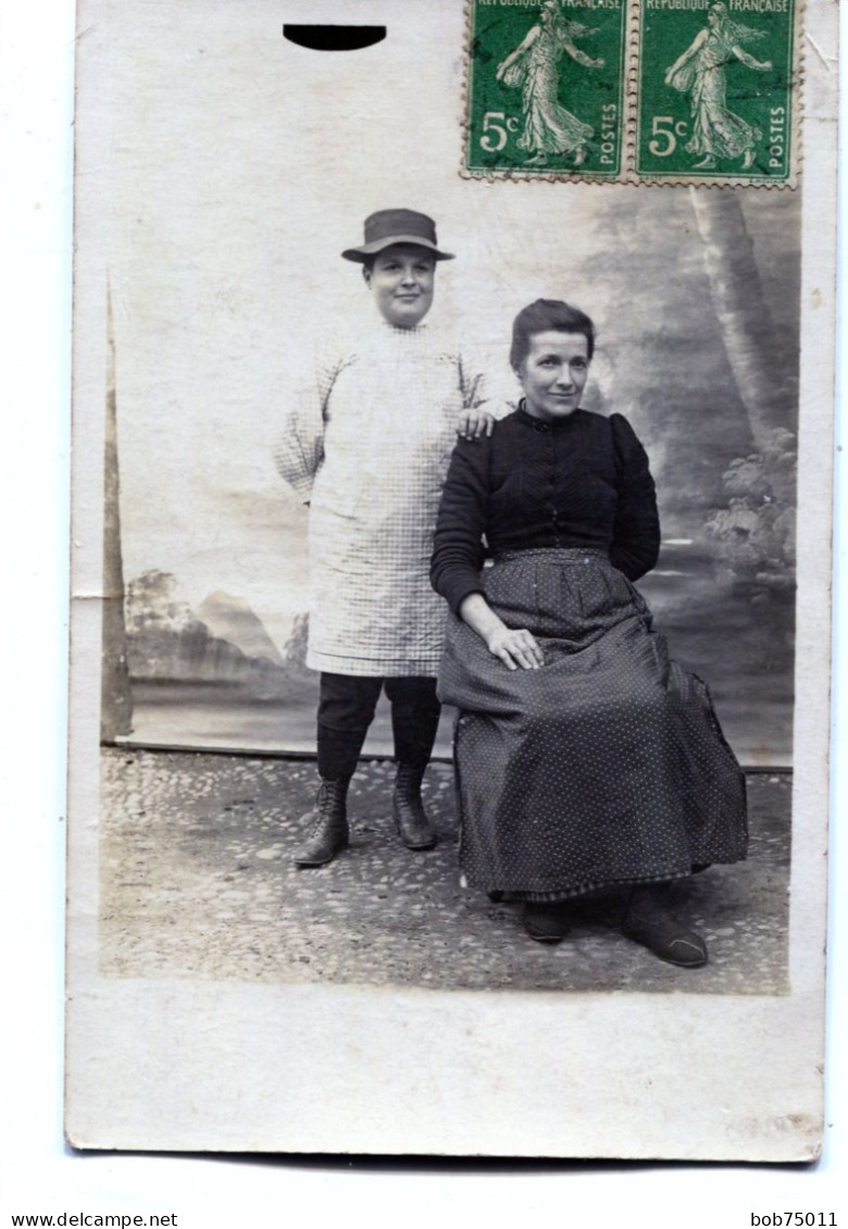 Carte Photo D'une Femme élégante Avec Sa Jeune Fille élégante Posant Dans Un Studio Photo En 1913 - Anonymous Persons