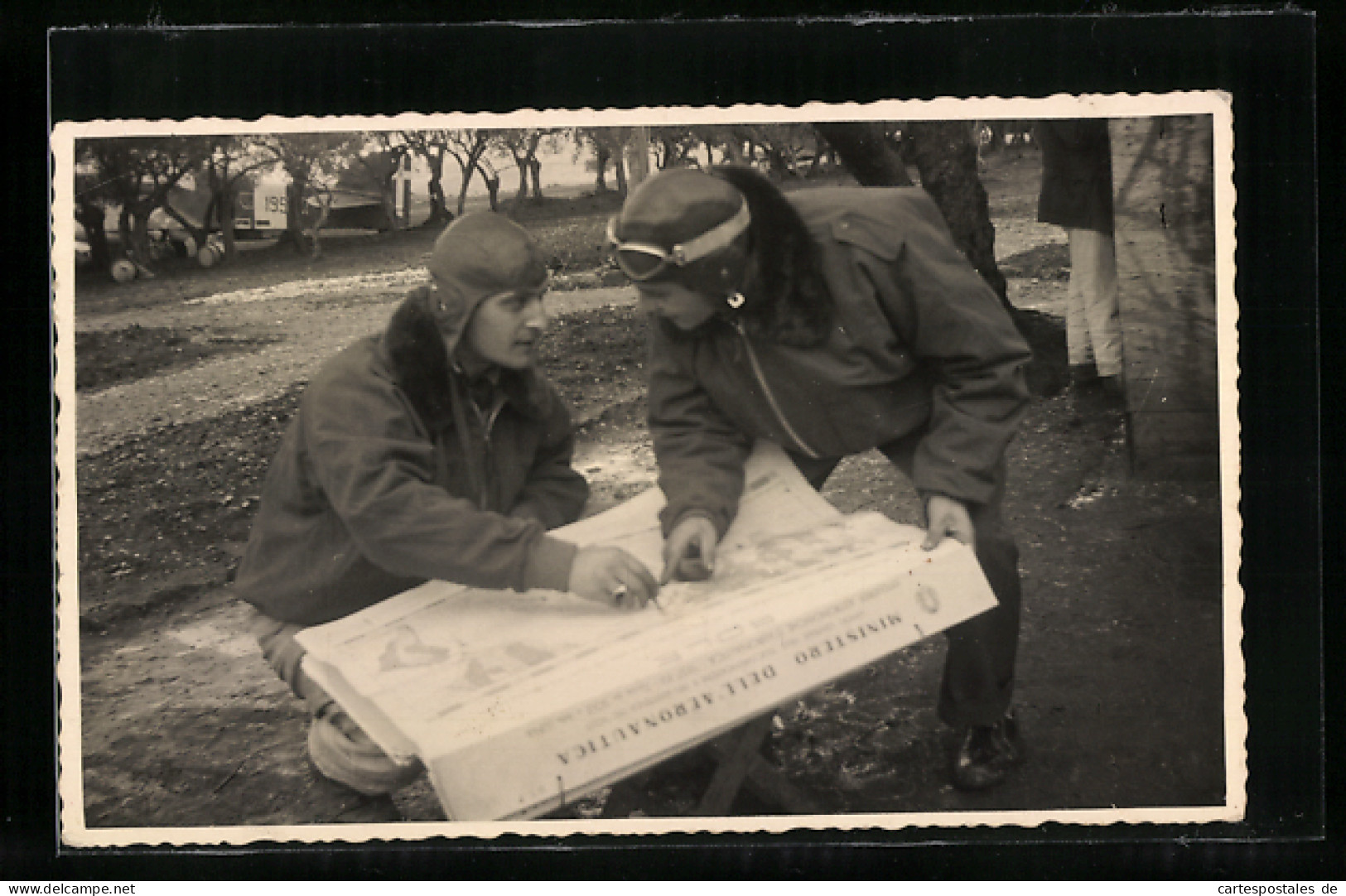 Foto-AK Italienische Piloten Studieren Eine Karte  - 1939-1945: 2de Wereldoorlog