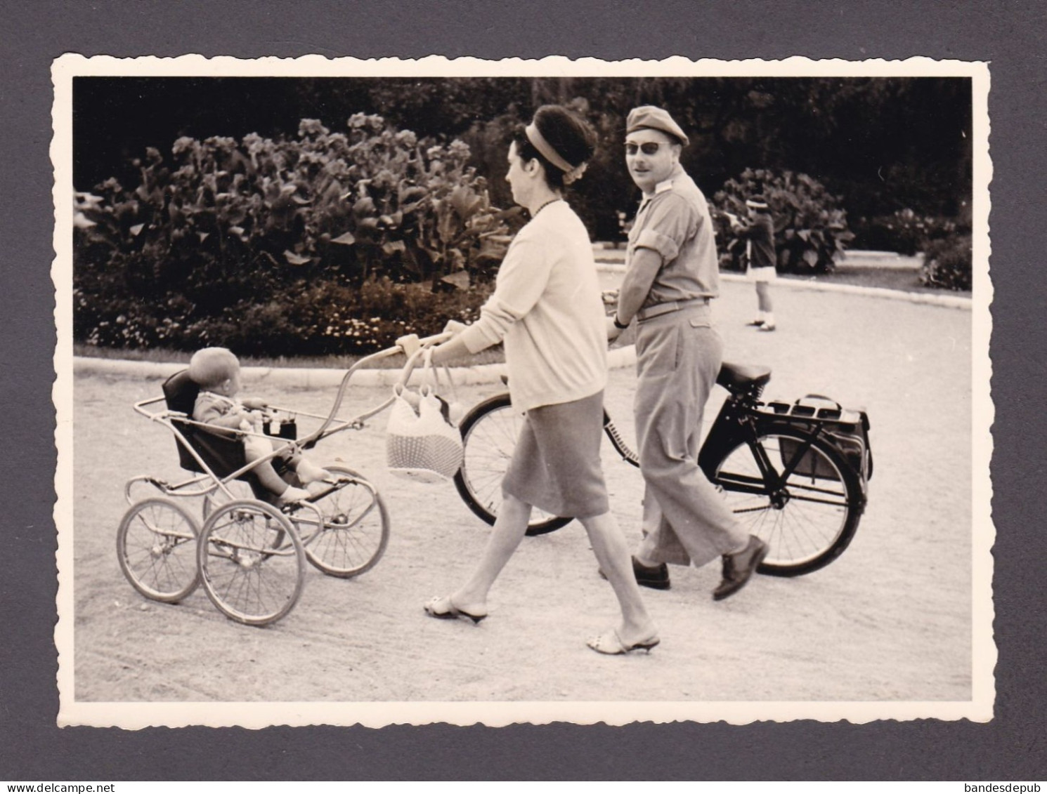 Photo Originale Vintage Snaspshot Couple Dont Militaire Avec Velosolex Vélo Solex Femme Poussette Antibes  1964 (58940) - Cars