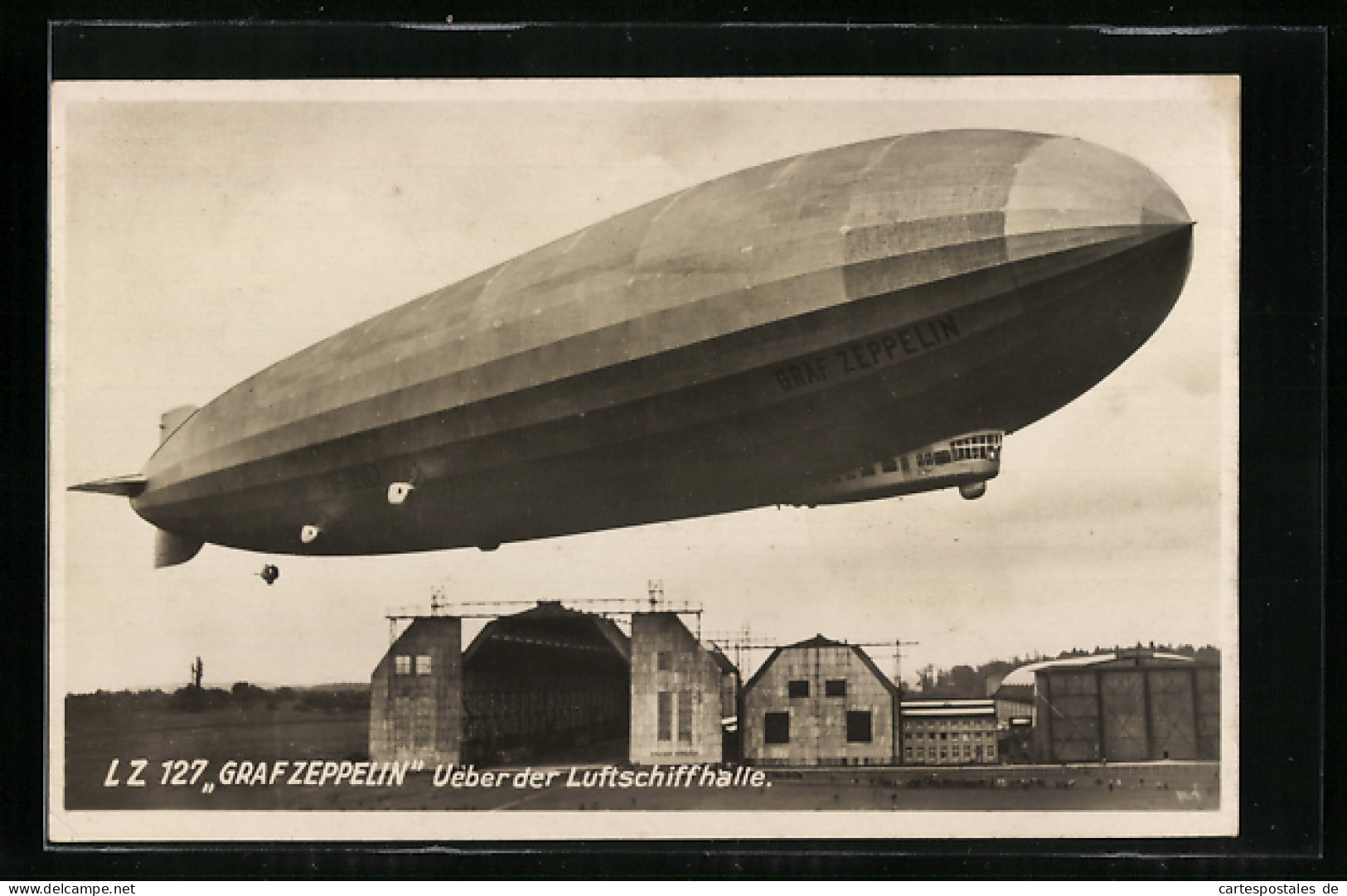 AK Luftschiff Graf Zeppelin, über Der Luftschiffhalle  - Aeronaves