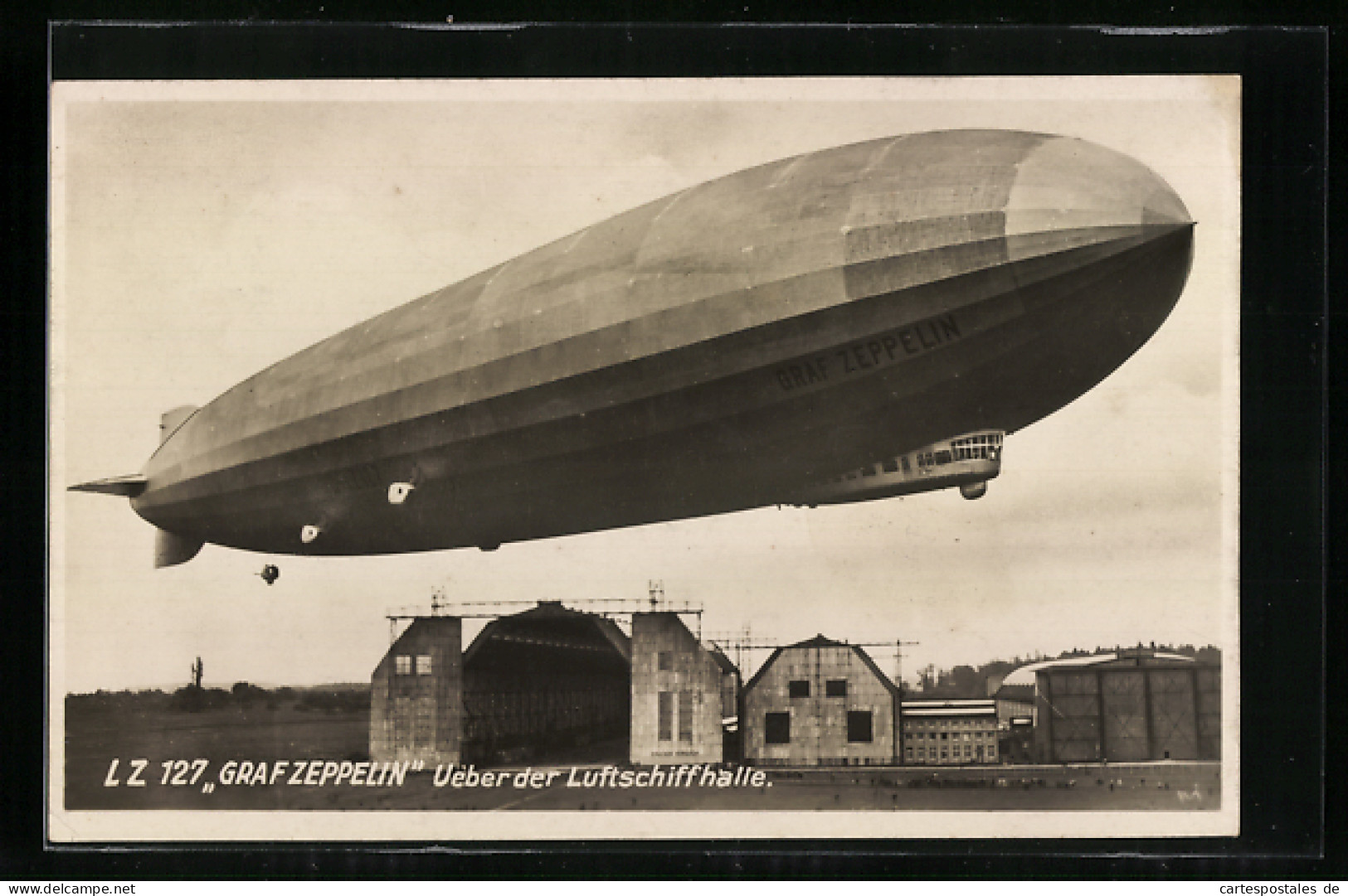 AK Luftschiff Graf Zeppelin, über Der Luftschiffhalle  - Dirigeables