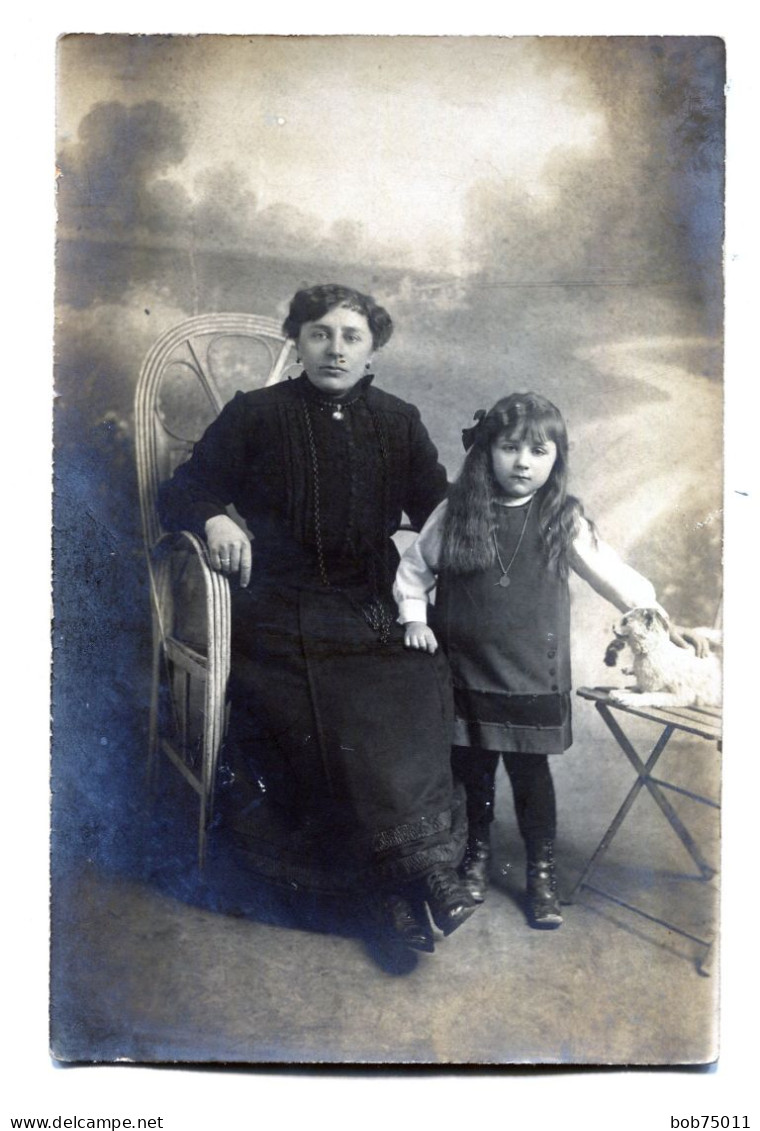 Carte Photo D'une Femme élégante Avec Sa Petite Fille Posant Dans Un Studio Photo Vers 1915 - Personnes Anonymes