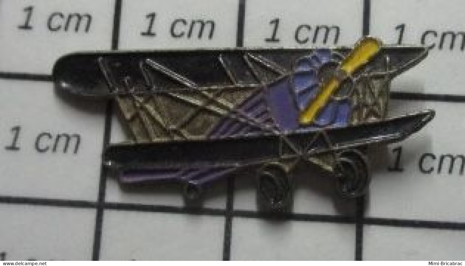 3617 Pin's Pins / Beau Et Rare / AVIATION / BIPLAN VIOLET A HELICE JAUNE - Airplanes