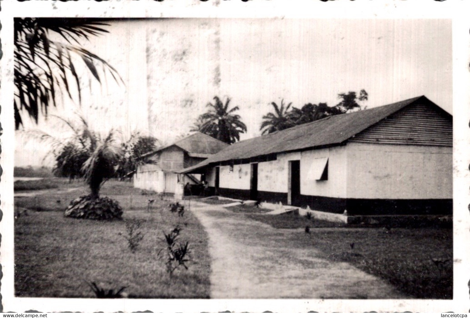 PHOTO 9X6 / GABON - LAMBARENE - BOUTIQUES ET BUREAU DU SERVICE COMMERCIAL - Afrique