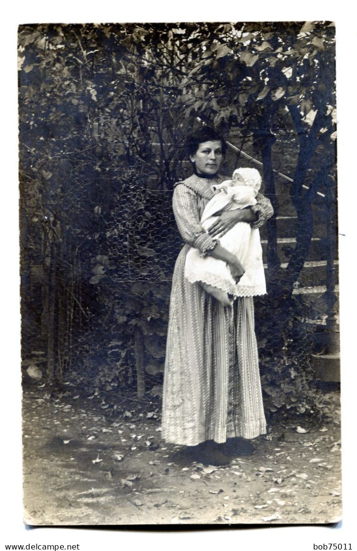 Carte Photo D'une Femme élégante Avec Sont Bébé Posant Dans Sont Jardin Vers  1915 - Personnes Anonymes