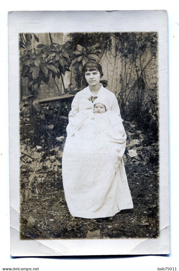 Carte Photo D'une Femme élégante Avec Sont Bébé Posant Dans Sont Jardin Vers 1915 - Personnes Anonymes