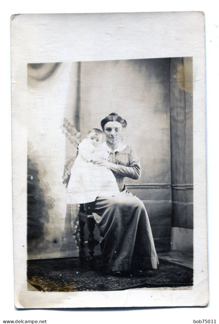 Carte Photo D'une Femme élégante Avec Sont Bébé Posant Dans Un Studio Photo Vers 1915 - Personnes Anonymes