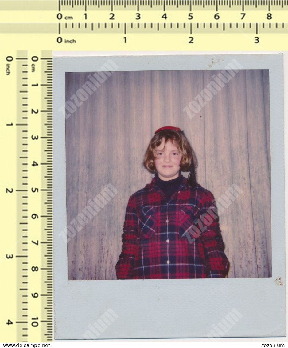 REAL PHOTO Ancienne, Cute Kid Girl Fillette COLOR POLAROID PHOTO SNAPSHOT - Anonymous Persons