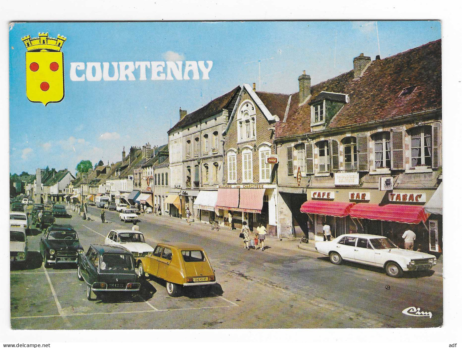 CP COURTENAY, AUTOS VOITURES SUR LA PLACE DU MARCHE, CITROEN DYANE, CAFE BAR TABAC, PUB COCA COLA, BOUCHERIE, LOIRET 45 - Courtenay