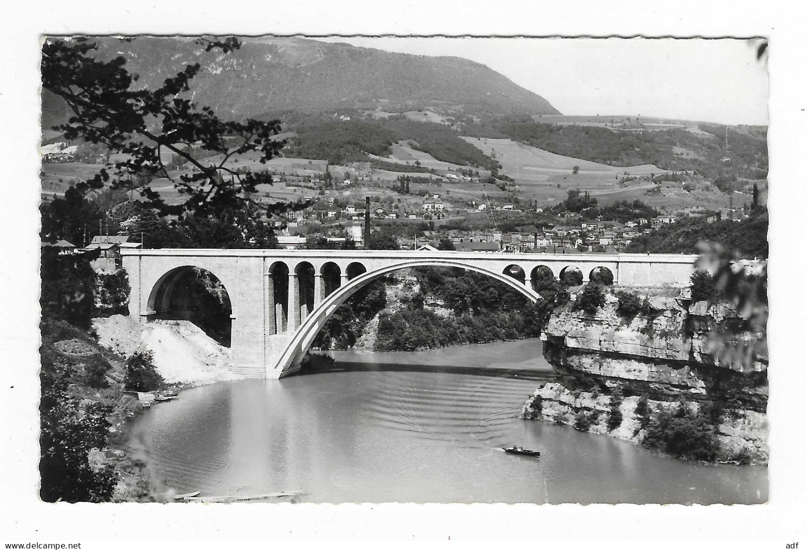 CPSM BELLEGARDE, LES BORDS DU RHONE, LE VIADUC ROUTIER DE SAVOIE, Format 9 Cm Sur 14 Cm Environ, AIN 01 - Bellegarde-sur-Valserine