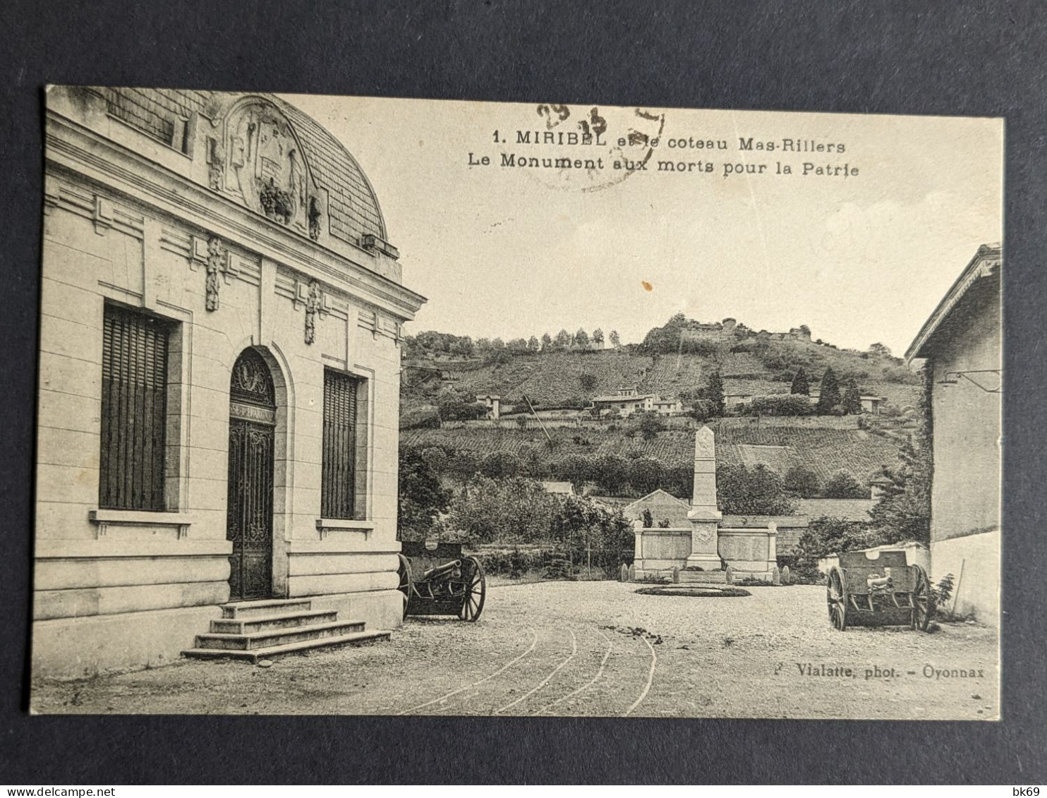 Miribel Le Monument Aux Morts Pour La Patrie Et Le Coteau Du Mas Rillier S - Ohne Zuordnung