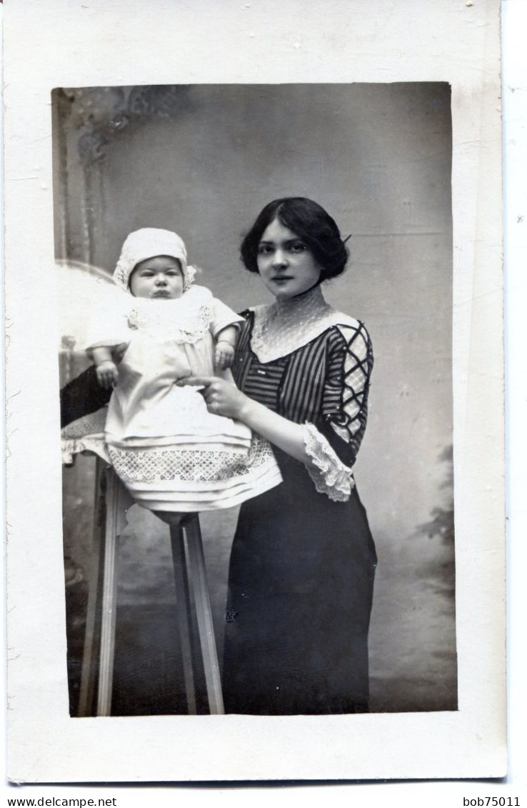 Carte Photo D'une Femme élégante Avec Sont Petit Bébé Posant Dans Un Studio Photo Vers 1920 - Personnes Anonymes