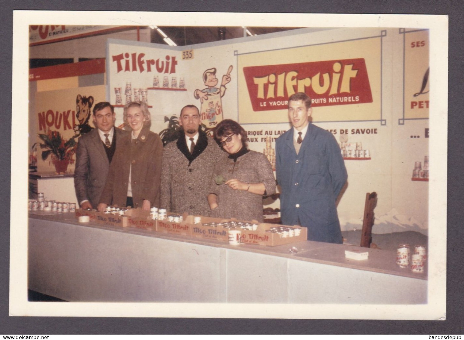 Photo Originale Vintage Snaspshot Foire Exposition Dijon Stand Yaourt Tilco Tilfruit Produits Laitiers Lait Savoie 58940 - Professions