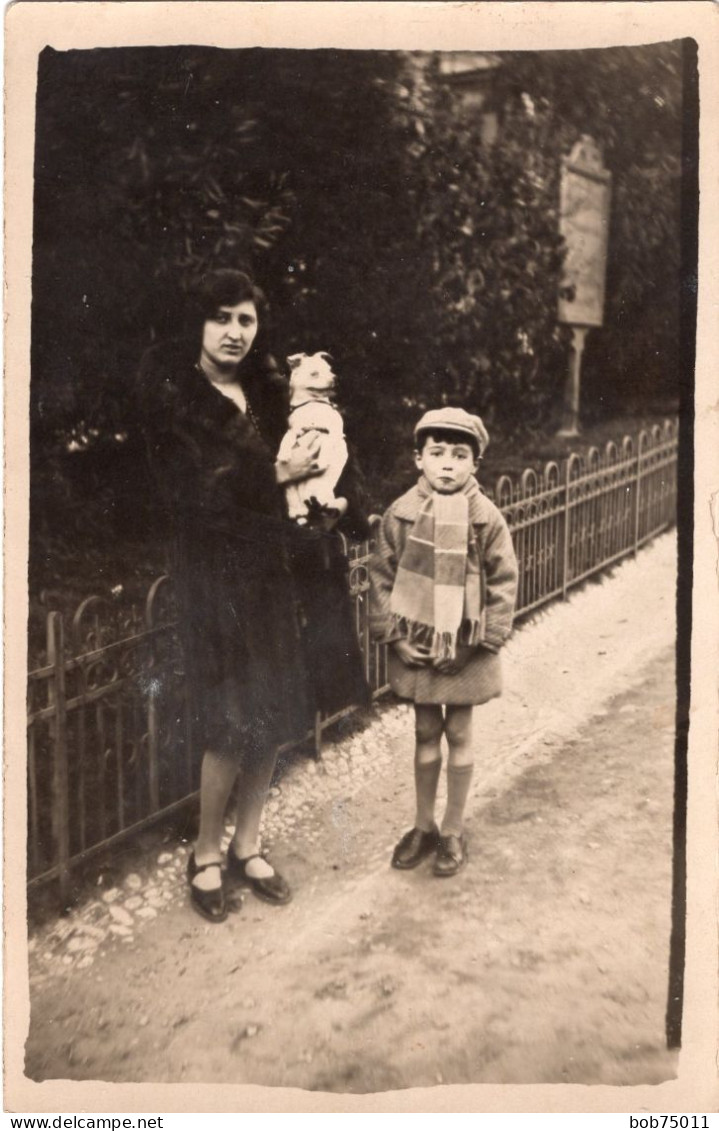 Carte Photo D'une Femme élégante Avec Sont Petit Chien Et Sont Fils Posant Devant Un Jardin Vers 1920 - Anonymous Persons
