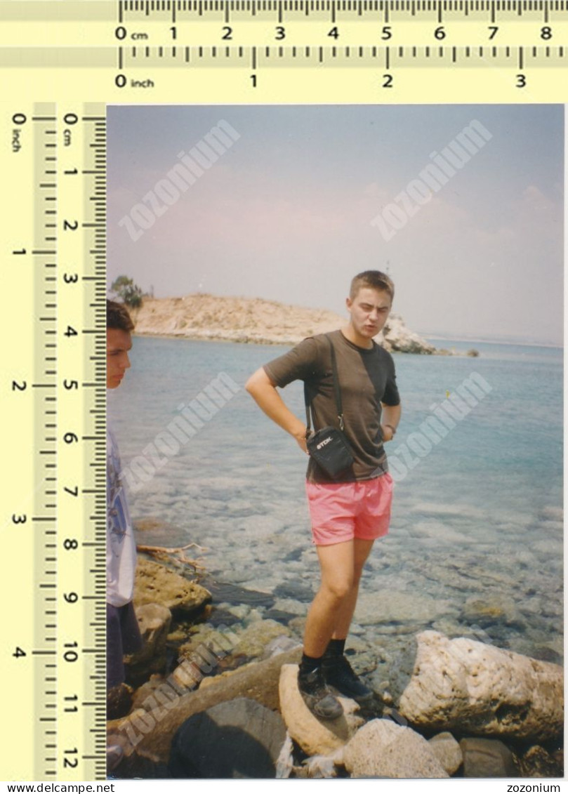 REAL PHOTO Ancienne,Young Gay On Seashore,  Jeune Gars Au Bord De La Mer COLOR PHOTO SNAPSHOT - Anonymous Persons