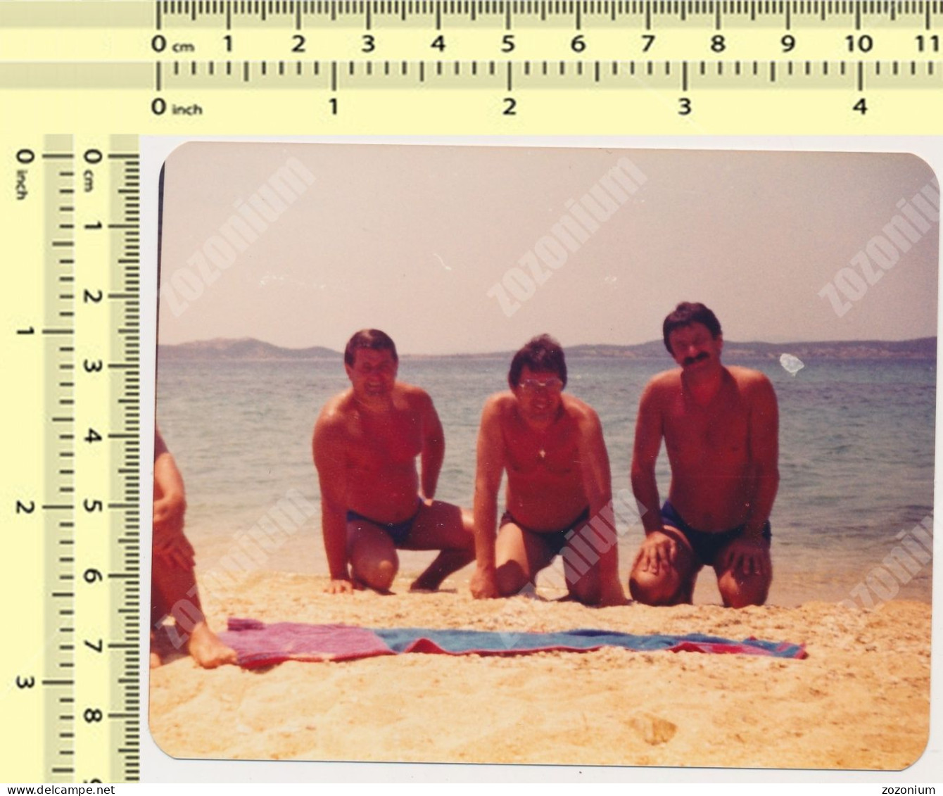 REAL PHOTO Ancienne,Three Shirtless Men On Beach, Hommes Nu Sur Plage COLOR PHOTO SNAPSHOT - Anonymous Persons