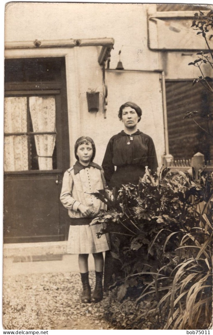 Carte Photo D'une Femme Avec Sa Jeune Fille Posant Dans La Cour De Sont Immeuble En 1916 - Anonymous Persons