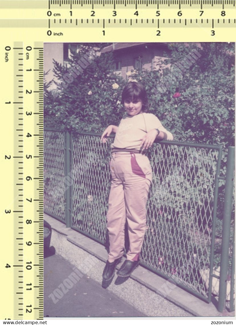 REAL PHOTO Ancienne,Kid Girl On Garden Fence, Fillette COLOR PHOTO SNAPSHOT - Personnes Anonymes