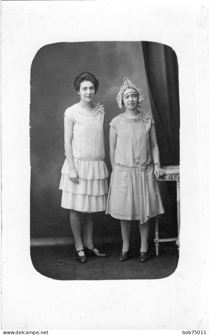 Carte Photo D'une Femme élégante Avec Sa Jeune Fille Posant Dans Un Studio Photo - Personnes Anonymes