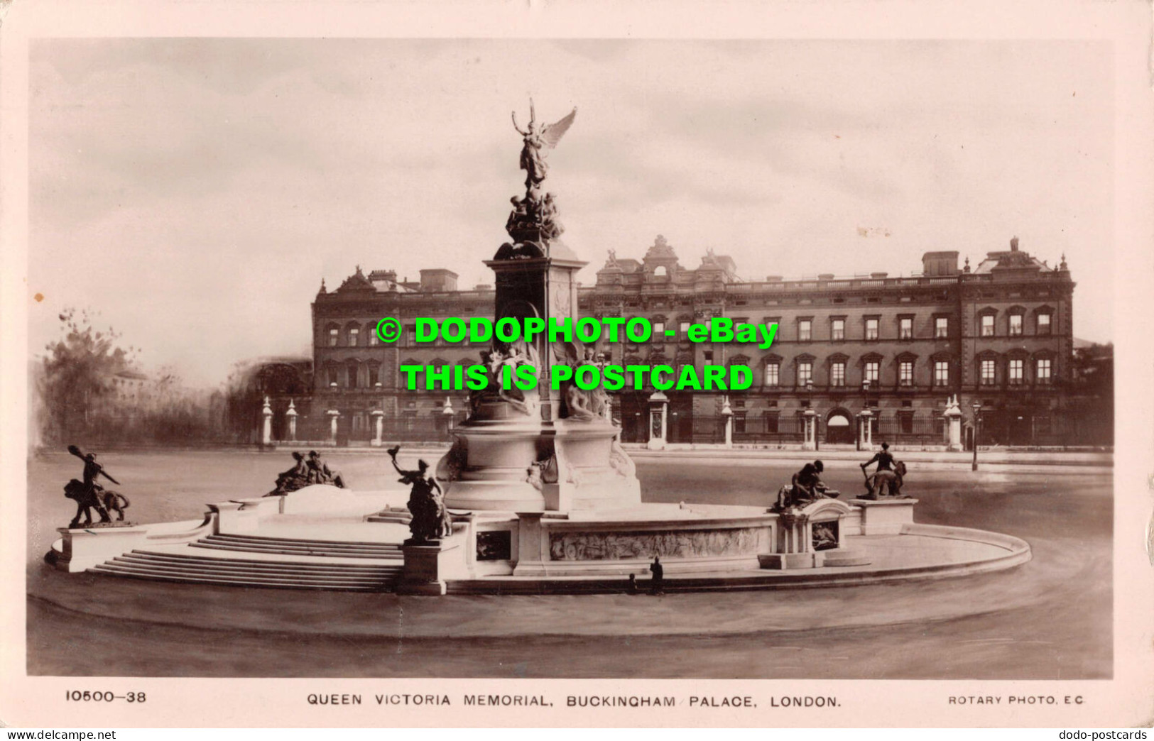 R547786 London. Buckingham Palace. Queen Victoria Memorial. Rotary Photo - Andere & Zonder Classificatie