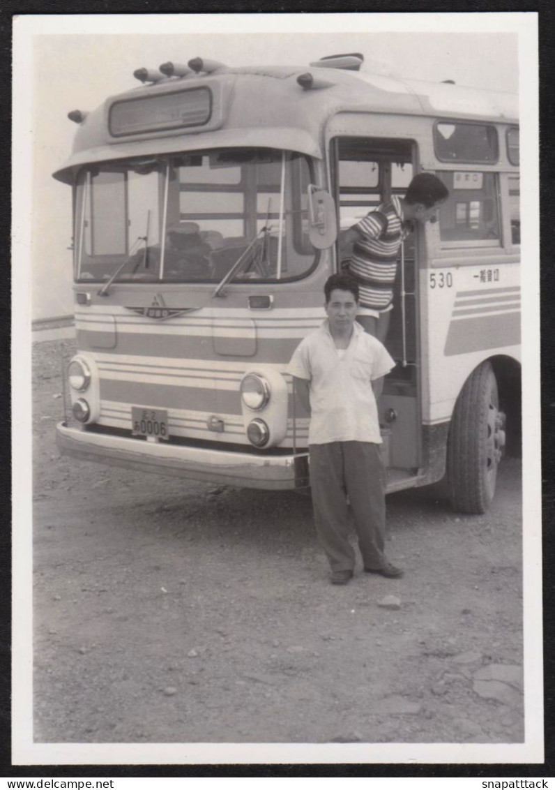 Jolie Photographie D'un Autobus Japonais, Autocar, Bus, Car, Conducteur 1960's, Tirage Original  Format 9 X 6,3 Cm - Cars