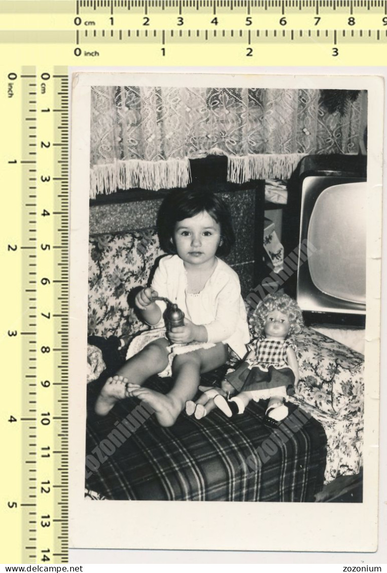 REAL PHOTO Ancienne, Cute Little Kid Girl With Dolls Sitting On Sofa Petit Fillette Et Poupées Assises Sur Un Canape - Anonieme Personen