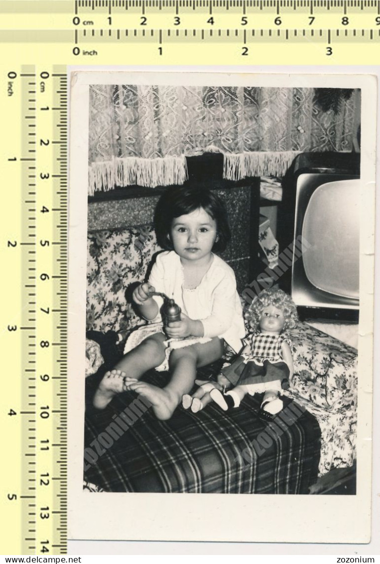 REAL PHOTO Ancienne, Cute Little Kid Girl With Dolls Sitting On Sofa Petit Fillette Et Poupées Assises Sur Un Canape - Personnes Anonymes