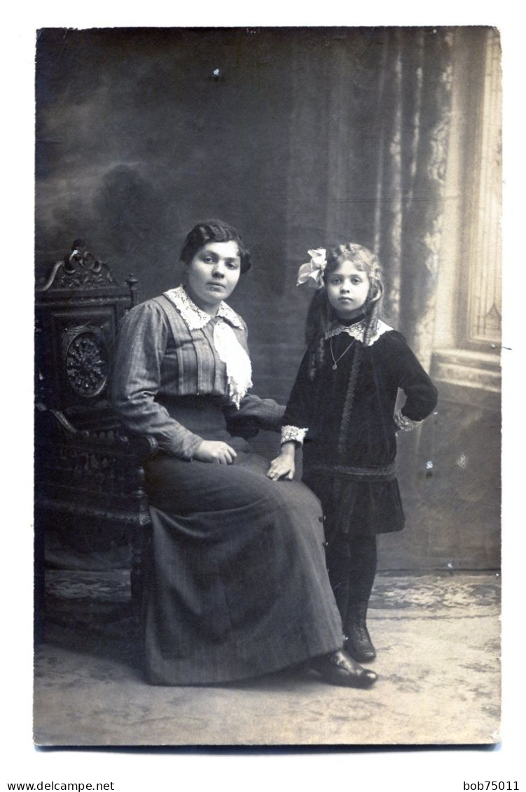 Carte Photo D'une Femme élégante Avec Sa Petite Fille Posant Dans Un Studio Photo Vers 1910 - Anonymous Persons