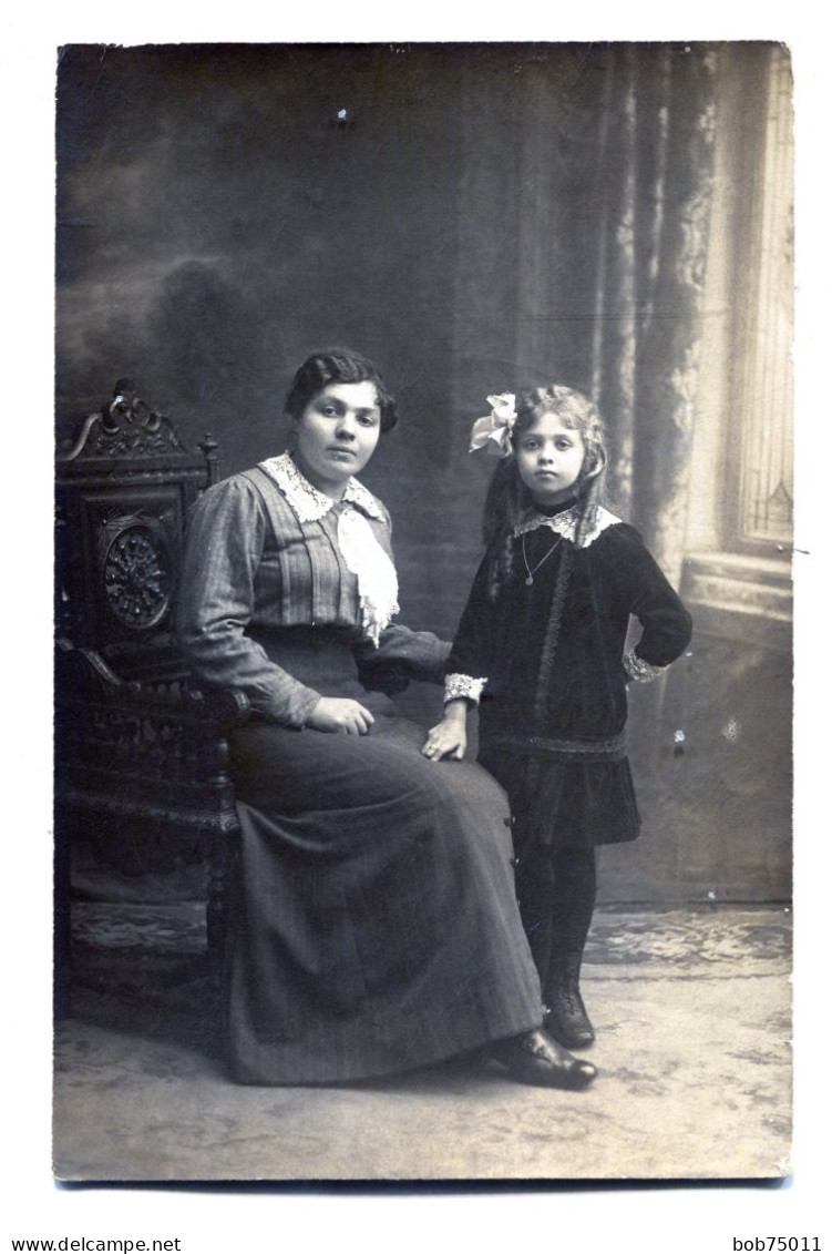 Carte Photo D'une Femme élégante Avec Sa Petite Fille Posant Dans Un Studio Photo Vers 1910 - Anonieme Personen