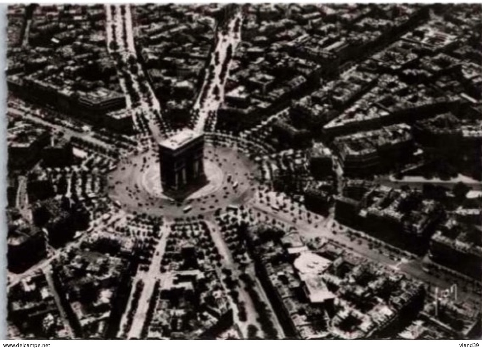 PARIS. -  En Avion. Arc De Triomphe Et Place De L'Etoile      Non Circulée - Arc De Triomphe