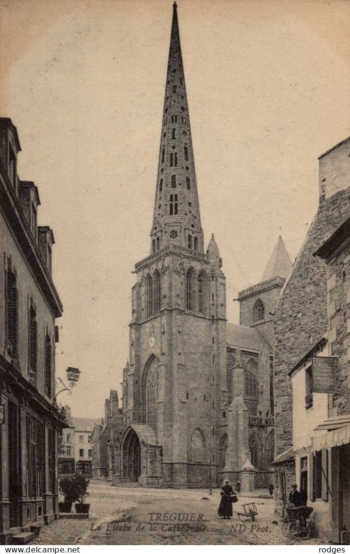 22 , Cpa  TREGUIER , 14 , La Flèche De La Cathédrale  (12873) - Tréguier