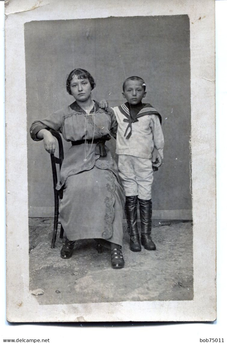 Carte Photo D'une Femme élégante Avec Sont Jeune Garcon élégant Dans Un Studio Photo Vers 1910 - Personnes Anonymes