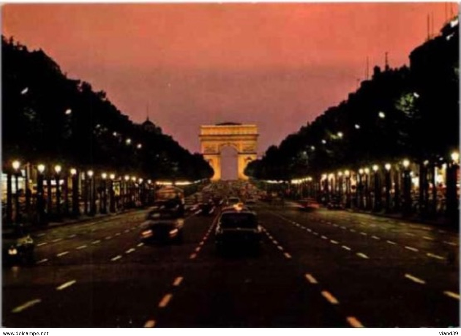 PARIS. -  Avenue Des Champs Elysées Et Arc De Triomphe,. La Nuit.     Non Circulée - Triumphbogen