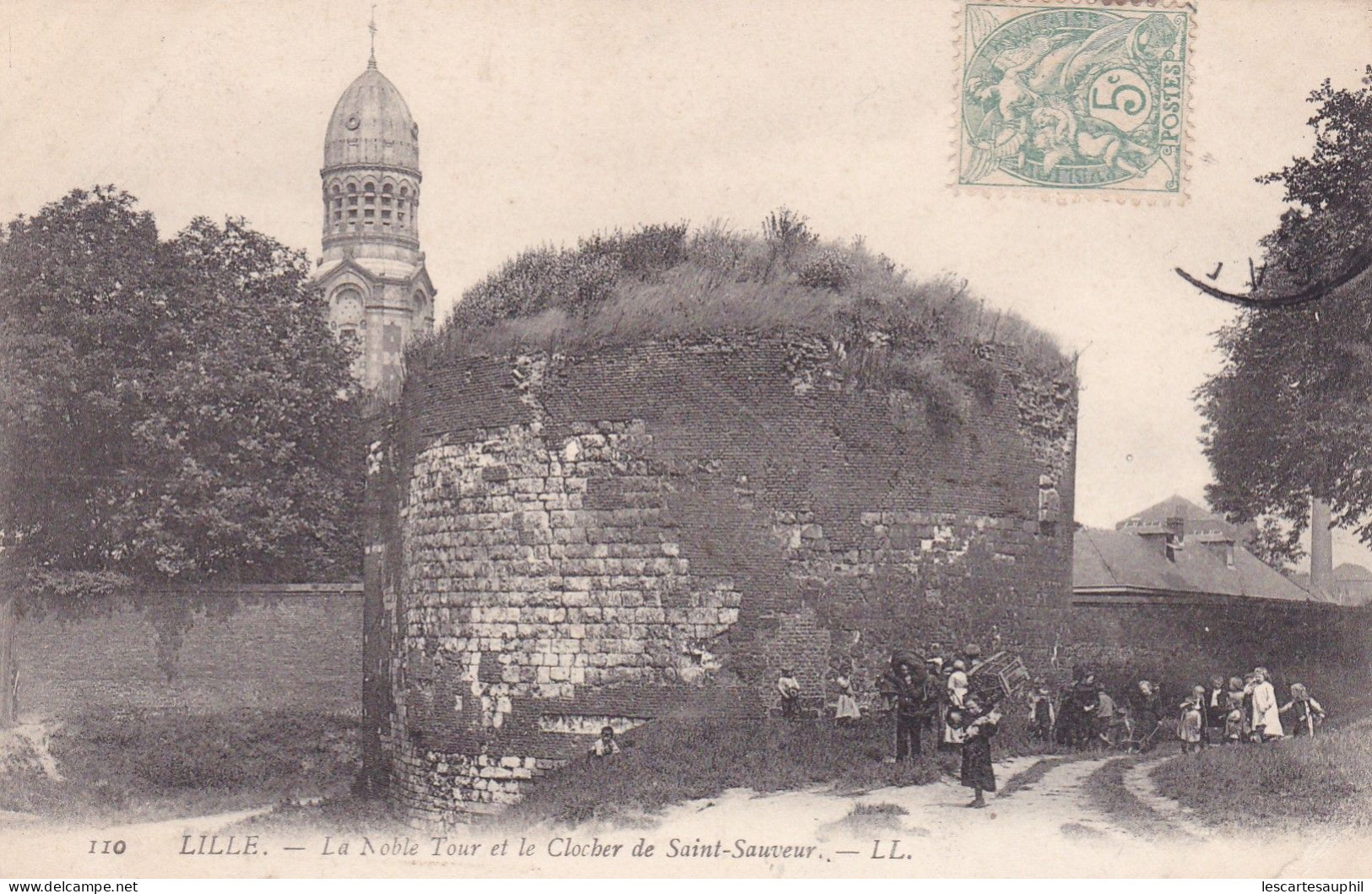 Lille Animée La Noble Tour Et Clocher St Sauveur  Enfant Portant Un Panier Sur La Tete 1906 - Lille