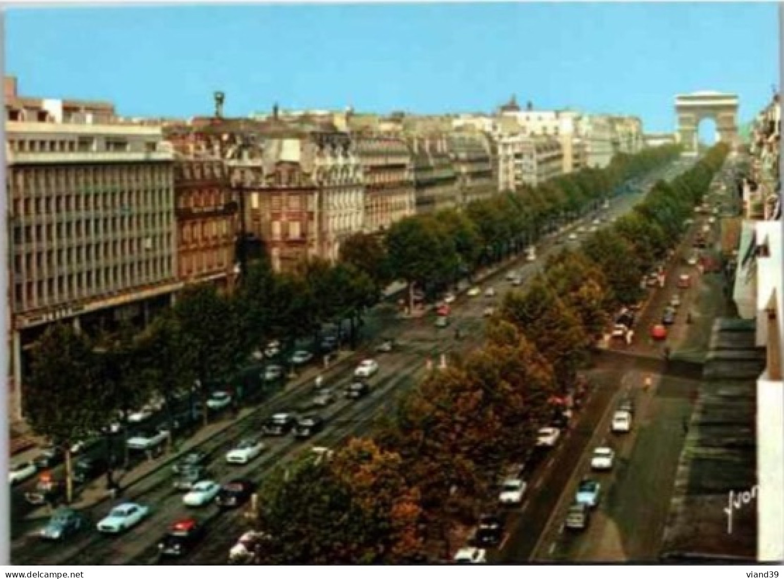 PARIS. -  Avenue Des Champs Elysées Et Arc De Triomphe,    Non Circulée - Triumphbogen