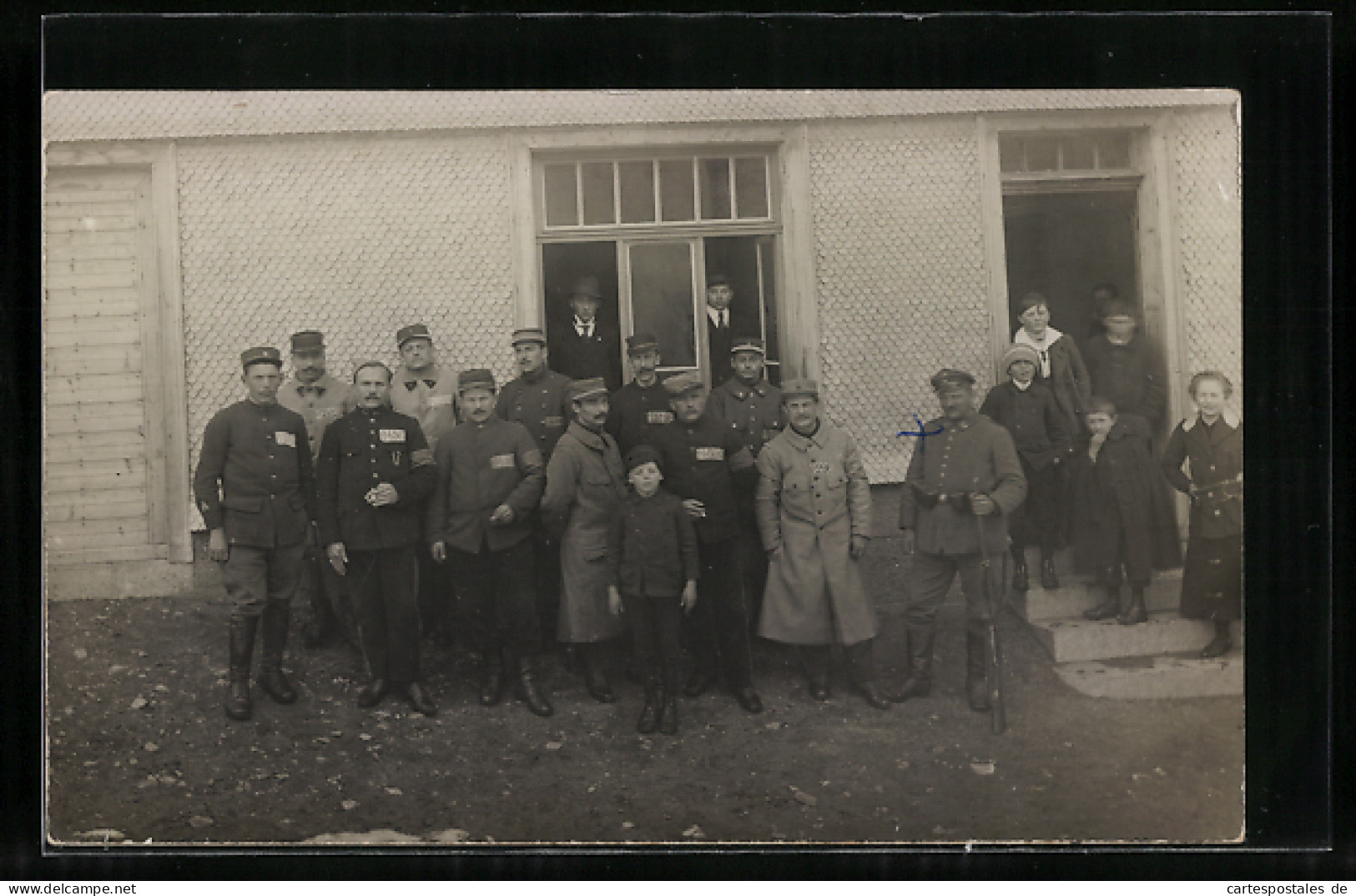 Foto-AK Französische Kriegsgefangene Mit Bewacher Vor Einem Haus, Erster Weltkrieg  - Guerre 1914-18