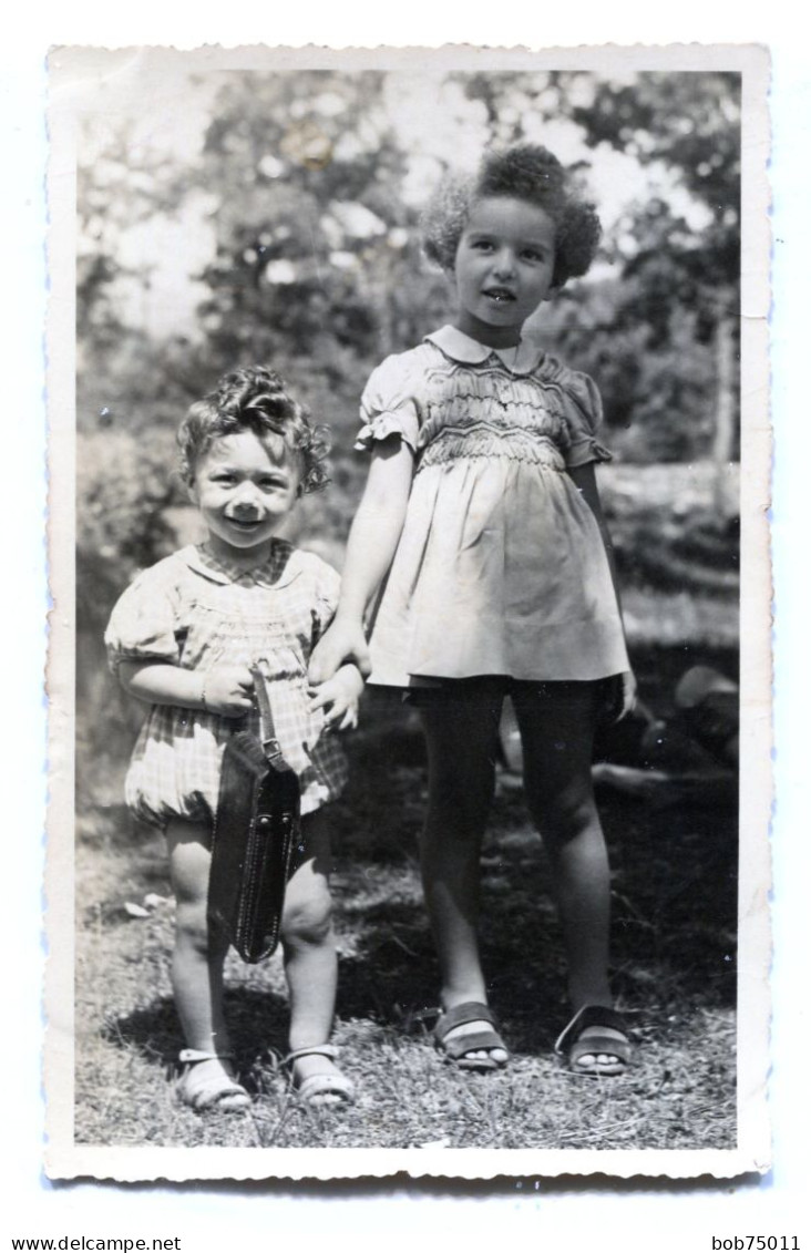 Carte Photo D'une Petite Fille élégante Et Un Petit Garcon A La Campagne Vers 1930 - Anonieme Personen