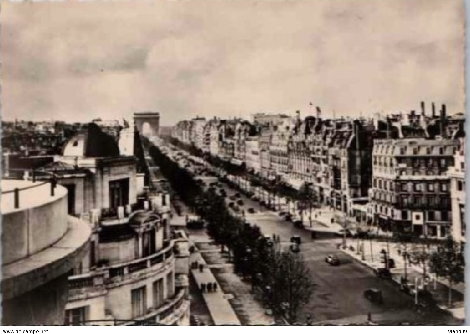 PARIS. -  En Flânant .... Avenue Des Champs Elysées    Non Circulée - Arc De Triomphe