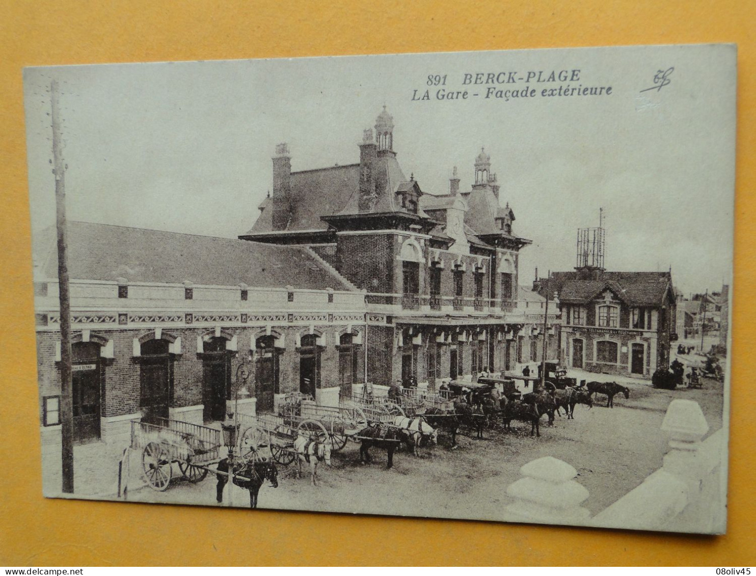 BERCK Plage -- La Gare - Façade Extérieure - Alignement De Carrioles Hippomobiles - Stations - Zonder Treinen