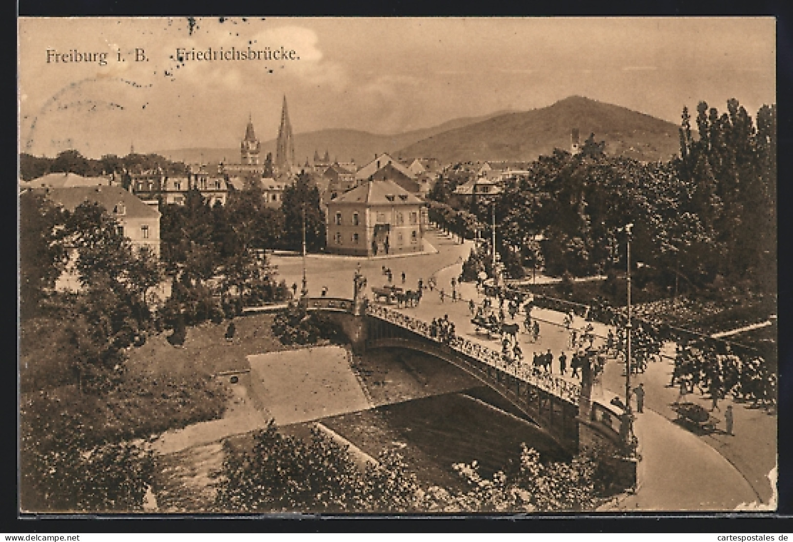 AK Freiburg / Breisgau, Pferdekutschen überqueren Die Friedrichsbrücke  - Freiburg I. Br.