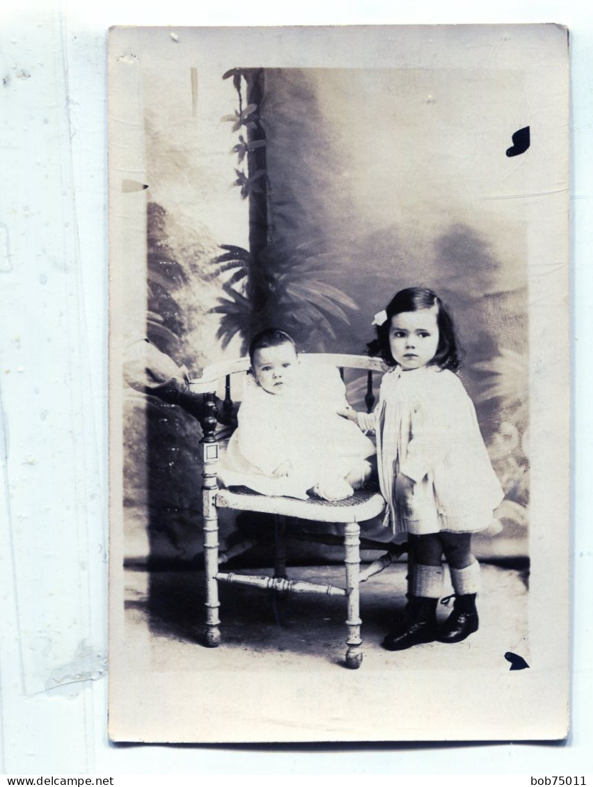 Carte Photo D'une Petite Fille élégante Avec Un Bébé Posant Dans Un Studio Photo - Personnes Anonymes