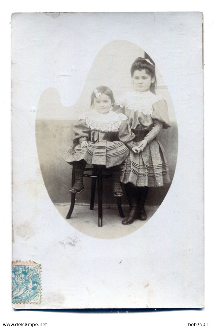 Carte Photo D'une Jeune Fille élégante Avec Une Petite Fille Dans Un Studio Photo En 1906 - Personnes Anonymes
