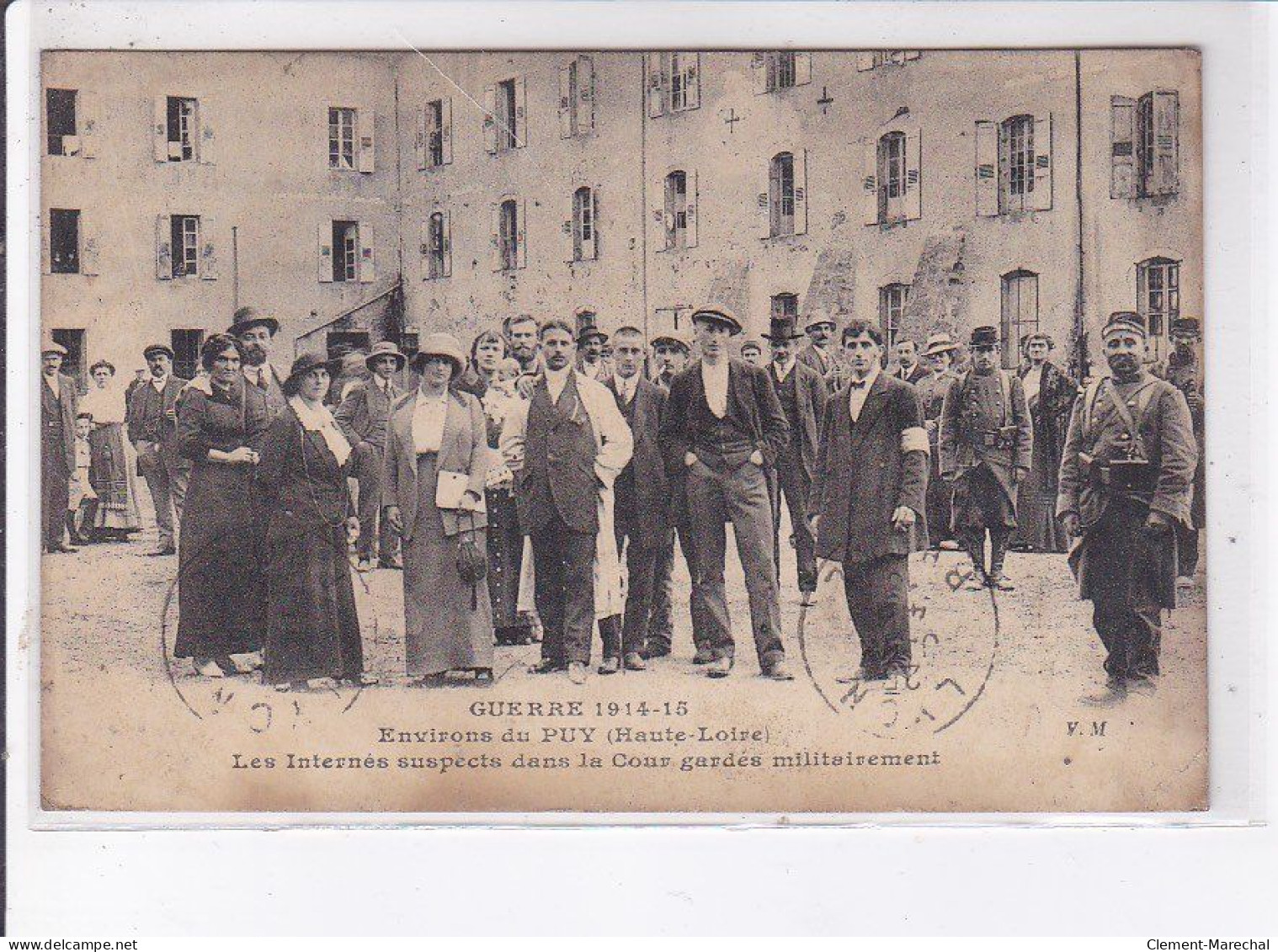 LE PUY-en-VELAY: Guerre 1914-1915, Les Internes Suspects Dans La Cour Gardée Militairement - état - Le Puy En Velay