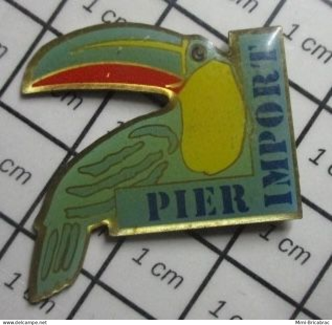 3617 Pin's Pins / Beau Et Rare / ANIAMUX / OISEAU TROPICAL TOUCAN PIER IMPORT - Dieren