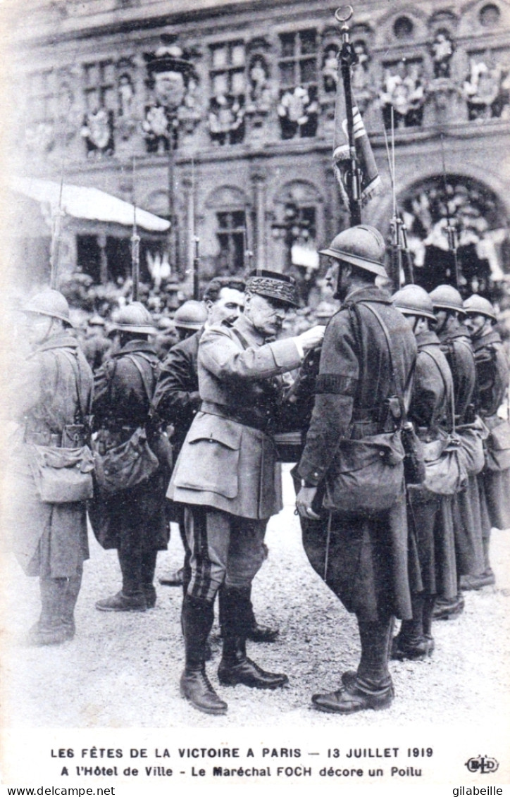 PARIS - Les Fetes De La Victoire - 13 Juillet 1919 - A L'hotel De Ville - Le Marechal Foch Decore Un Poilu - Guerre 1914-18