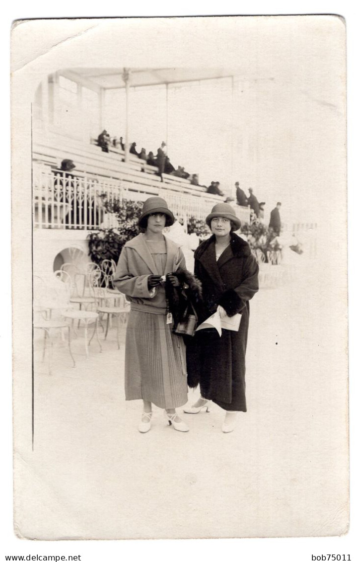 Carte Photo De Deux Jeune Femmes élégante Posant Dans Un Hippodrome Vers 1920 - Anonyme Personen