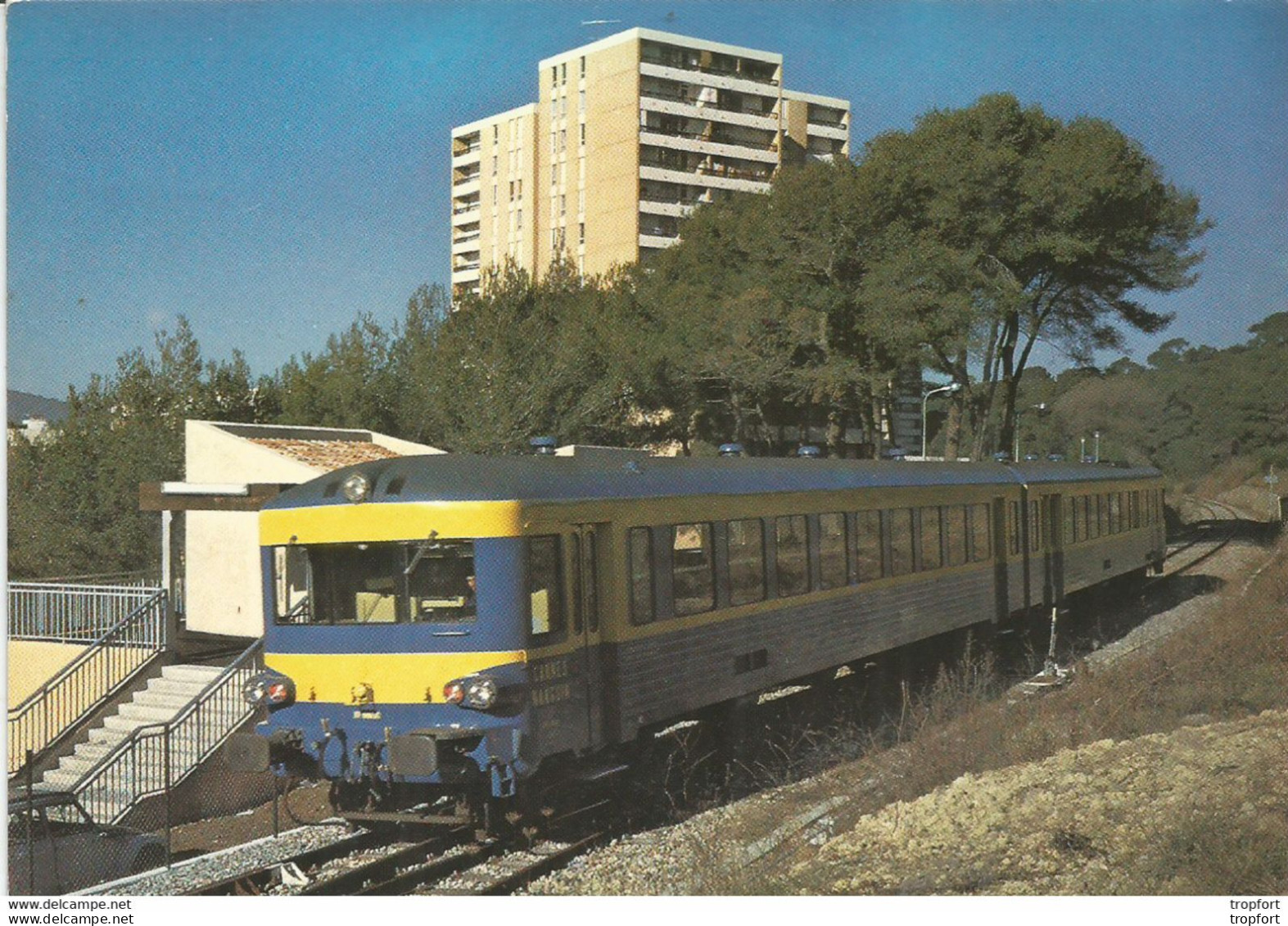 JV / CPSM Train LOCOMOTIVE RAIL Carte Postale // AUTORAIL S.I.T.P Cannes -Ranguin En Gare De RENGUIN - Trains