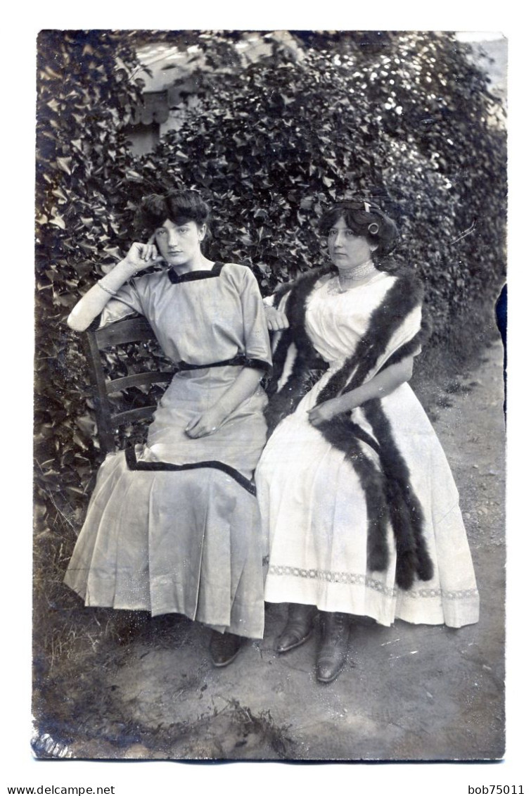 Carte Photo De Deux Jeune Fille élégante Posant Dans Leurs Jardin Vers 1910 - Personas Anónimos