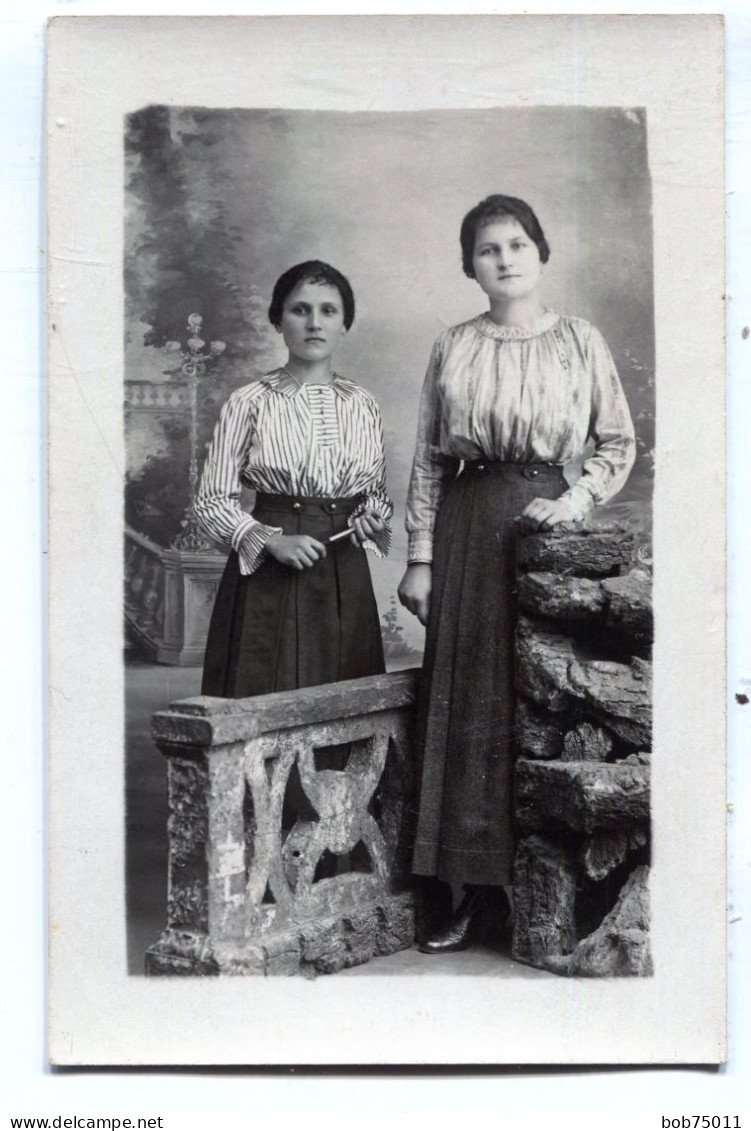 Carte Photo De Deux Jeune Fille élégante Posant Dans Un Studio Photo Vers 1910 - Anonyme Personen