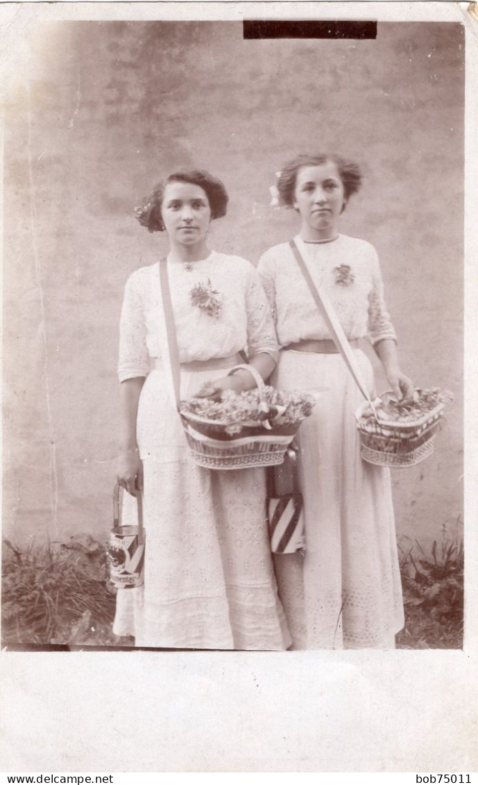 Carte Photo De Deux Jeune Filles élégante Posant Dans Leurs Jardin - Personnes Anonymes